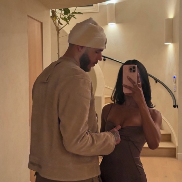 开云下载-往哪瞄呢👀朗佐-鲍尔晒与女友合照 拉开衣服光明正大饱眼福