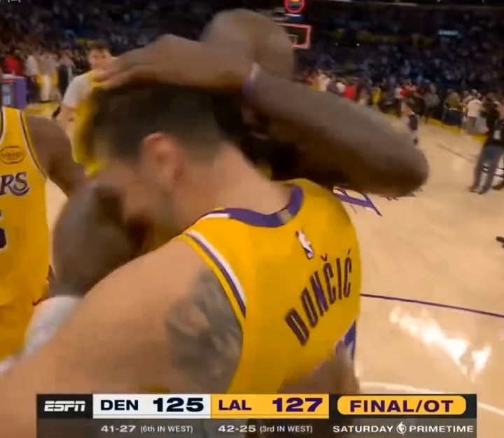 ❤️爱你！比赛结束后詹姆斯第一时间从后场狂奔回去和东契奇拥抱